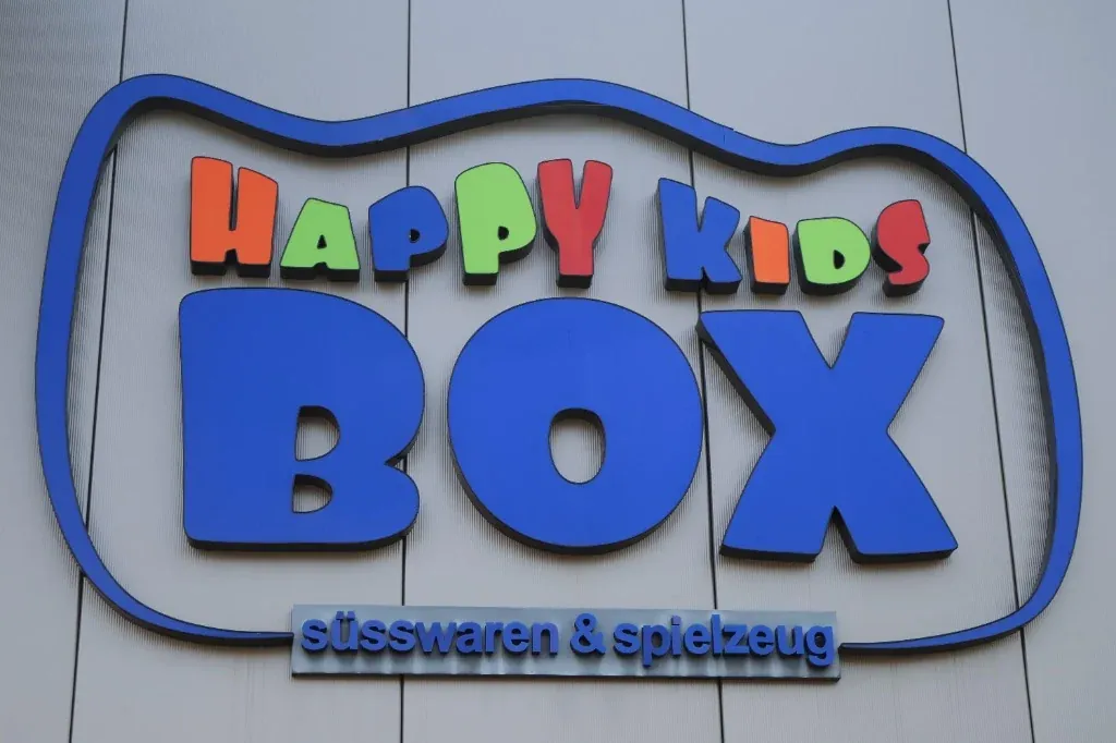 Happy Kids Box – Süßwaren & Spielzeug 3D-Fassadenlogo am Standort Bad Hönningen