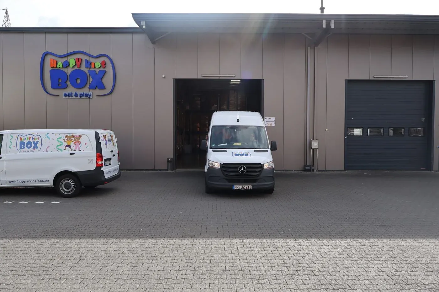Firmenzentrale und Logistikhalle der Happy Kids Box GmbH eat&play in Bad Hönningen mit eigenem Fuhrpark