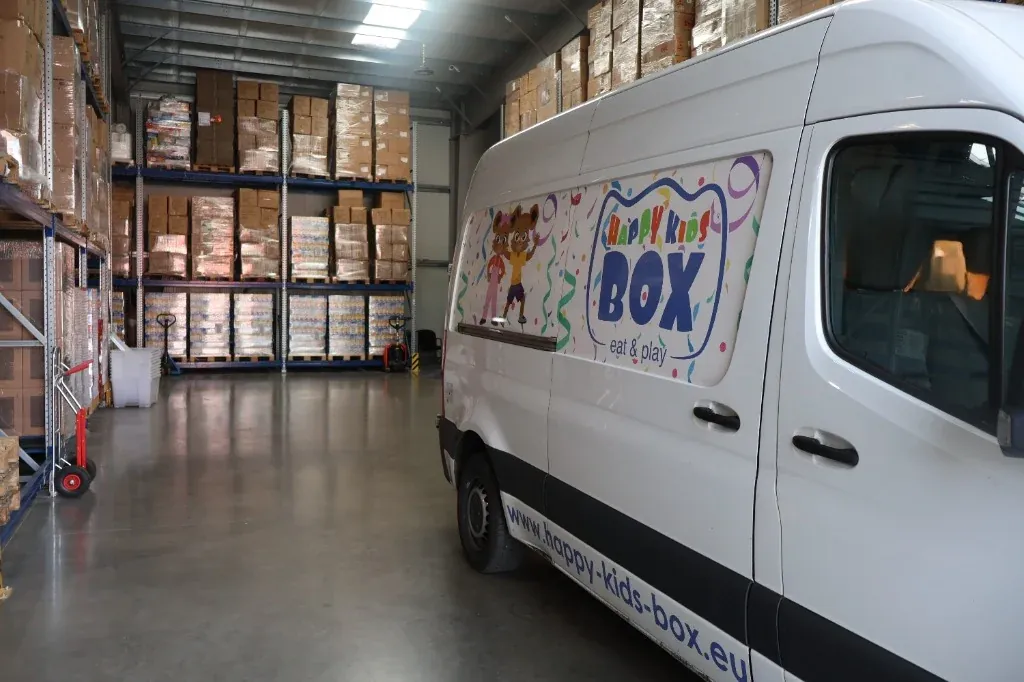 Happy Kids Box Lieferfahrzeug im Zentrallager Bad Hönningen mit versandfertigen Paletten