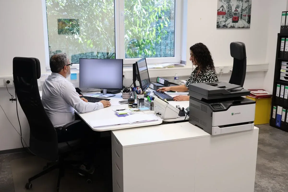Ugur Doganay und seine Ehefrau bei der täglichen Auftragsbearbeitung im Büro in Bad Hönningen