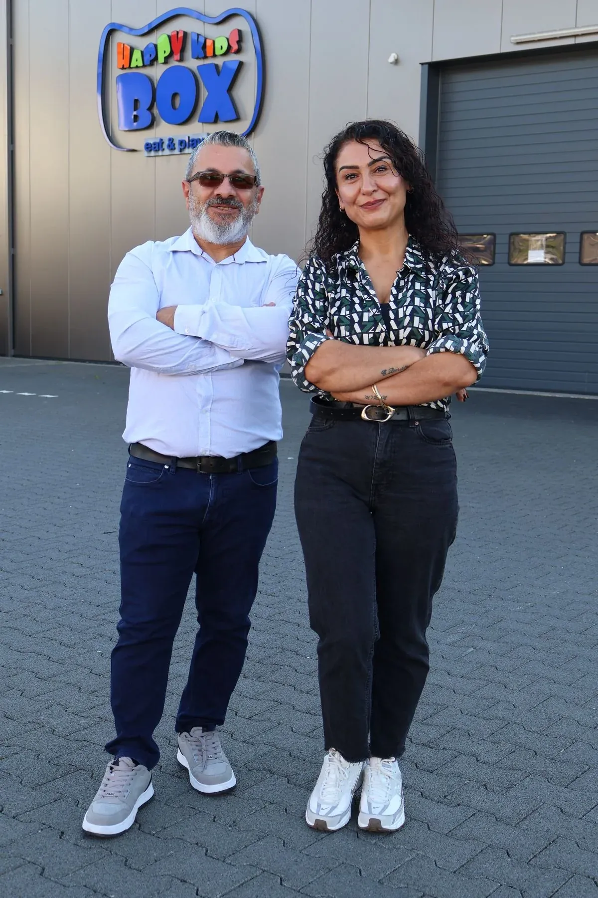 Unternehmerpaar Ugur Doganay und Ehefrau in der Zentrale der Happy Kids Box GmbH eat&play