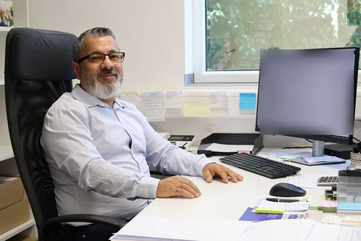 Geschäftsführer Ugur Doganay an seinem Schreibtisch bei der Happy Kids Box GmbH eat&play